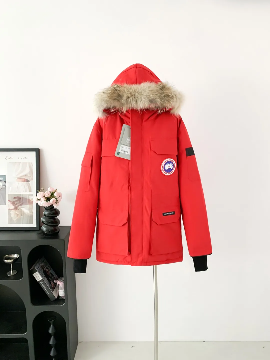 P780 Fake model pictures were taken at home. Colleagues please do not pass them off as stolen pictures! Style number: Y60-🇨🇦CANADA GOOES 24 new styles 08 styles/couple styles Factory direct supply: supplying global purchasing agents, micro-businesses, entities, Tmall, high-end stalls and studio cooperation, free shipping! Canada Goose Expedition Parka 2008 is the same style for men and women. It is mid-length and the most timeless classic. All Arctic and Antarctic scientific expedition teams choose Canada Goose as their cold-proof equipment. It is the Rolls-Royce of down jackets. ➖ Industry-leading anti-counterfeiting chip sensing. ➖ Imported Behringer embroidery machines and customized embroidery labels, the highest level and industry leading. ➖ Imported Korean 21-count polyester-cotton blended original fabric, TC85 waterproof coated fabric, water-repellent, windproof and wear-resistant. ➖ The new national standard 80 white duck down is filled with an average of 520 grams of down. The amount of down filled is industry-leading. ➖ 100% nylon lining with double double-layer sealing design to prevent velvet running, and seamless thread design on the cuffs! ➖ Western Canadian Green Wolf Collar. ➖ Yoshida YKK provides original factory-customized electroplated sliders. YKK two-way lockable zippers are tight and smooth and do not peel off paint. ➖ 3M composite Velcro is durable and the accessories and hardware are all custom-made. Note: Our copywriting is only simple and clear. Instead of bragging about the copywriting, it is better to compare and understand with samples. Only for the purest goose, the most dedicated, the most professional, the highest quality, the highest cost performance! Color: white red blue gray camouflage navy black SIZE:XS-XXL